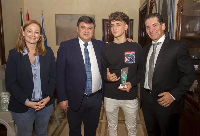 El alcalde de Huelva, Gabriel Cruz, y la concejal de Participación Ciudadana y Deportes, María Teresa Flores, han recibido en el Ayuntamiento de la capital al joven onubense Javier López, campeón del mundo de kite surf en la categoría Sub-16.