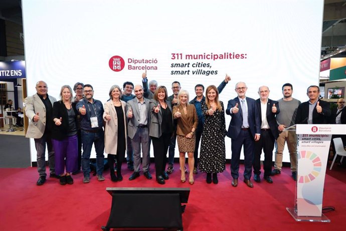 Alcaldes y concejales de la provincia de Barcelona visitan el exhibidor de la Diputación en el Smart City Expo.