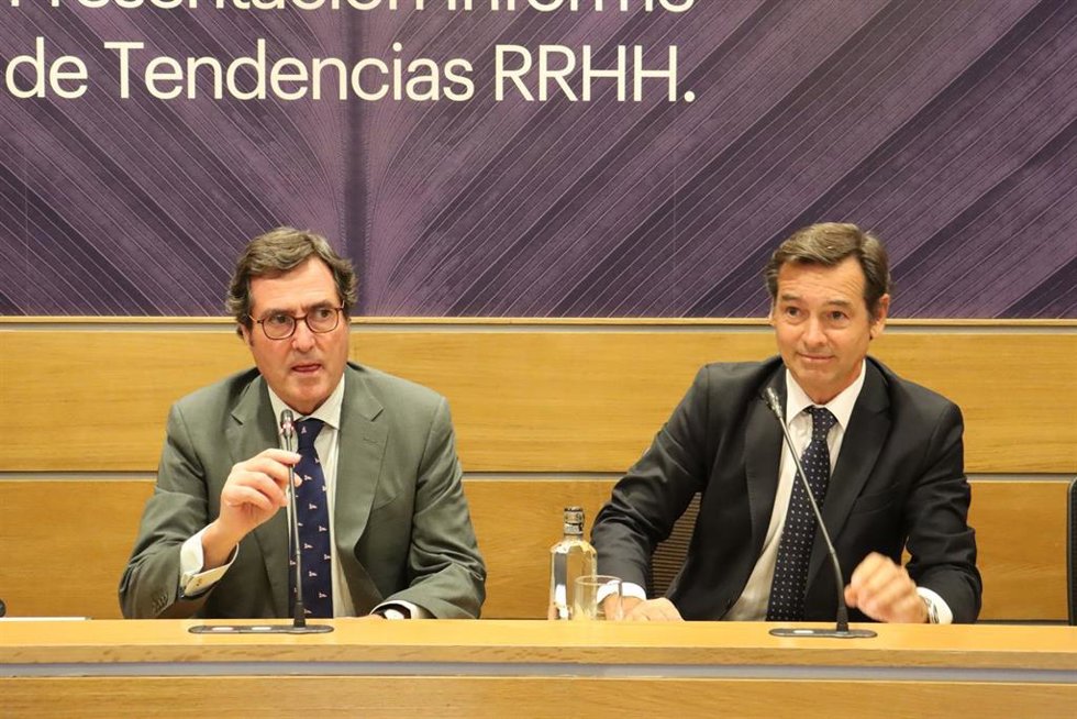 (I-D) El Presidente De La CEOE, Antonio Garamendi, Y El Presidente Ejecutivo De Randstad España, Portugal Y Latam, Jesús Echevarría, Durante La Presentación De Un Informe, El 16 De Noviembre De 2022, En Madrid.