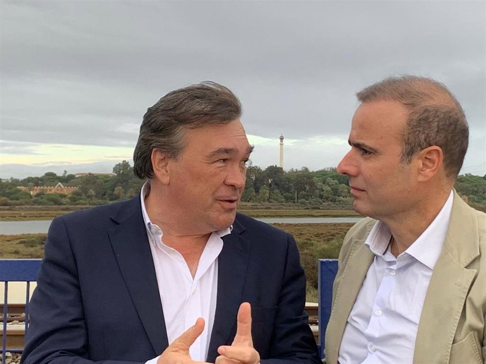 El presidente de PorHuelva, Joaquín de la Torre (derecha), y el diputado nacional de Teruel Existe Tomás Guitarte,