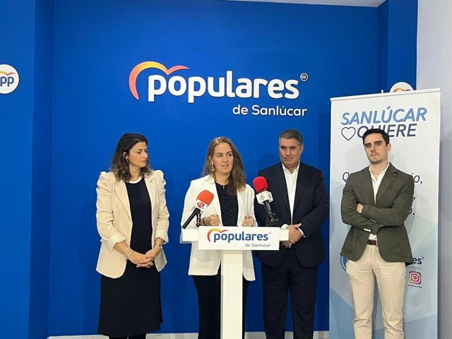 De izquierda a derecha: la presidenta local del PP Carmen Pérez, la diputada del PP Sol Cruz, el diputado nacional gaditano Ignacio Romaní y el diputado provincial Jaime Espinar, en una rueda de prensa en Sanlúcar