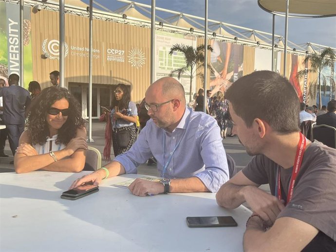 El director general de Energía y Cambio Climático del Govern, Pep Malagrava, en un encuentro con representantes de Greenpeace y Ecologistas en Acción.