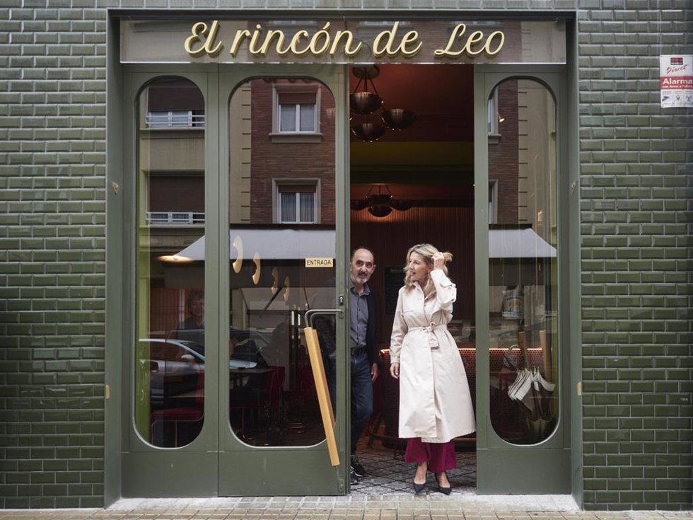 El filósofo Daniel Innerarity y la vicepresidenta segunda del Gobierno, Yolanda Díaz, a su salida de un encuentro en Pamplona, Navarra.