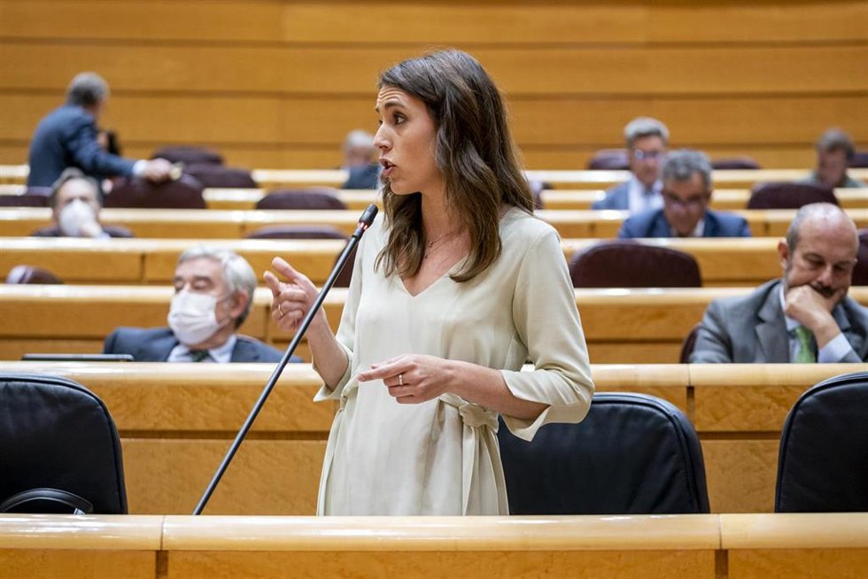 Archivo - La ministra de Igualdad, Irene Montero, interviene en una sesión de control al Gobierno, en el Senado, a 10 de mayo de 2022, en Madrid (España). El Gobierno ha acordado la destitución de la directora del Centro Nacional de Inteligencia (CNI), 