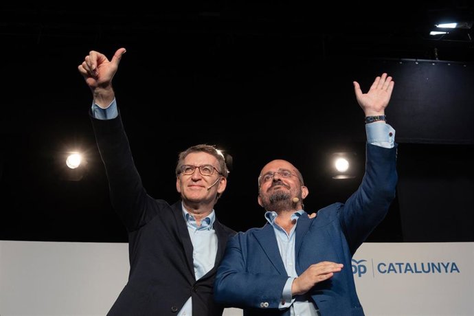 El presidente del PP de Cataluña, Alejandro Fernández (d), y el presidente del PP, Alberto Núñez Feijóo (i), saludan en la inauguración de la ronda de convenciones sectoriales del PP en la Biblioteca Francesca Bonnemaison, a 21 de octubre de 2022, en Ba