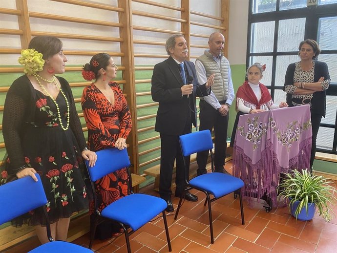 El delegado territorial de Desarrollo Educativo y FP, José Francisco Viso, visita el CEIP San Lorenzo de Córdoba.