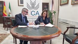 El rector de la UCA con la secretaria general de CCOO de Cádiz, Inmaculada Ortega.