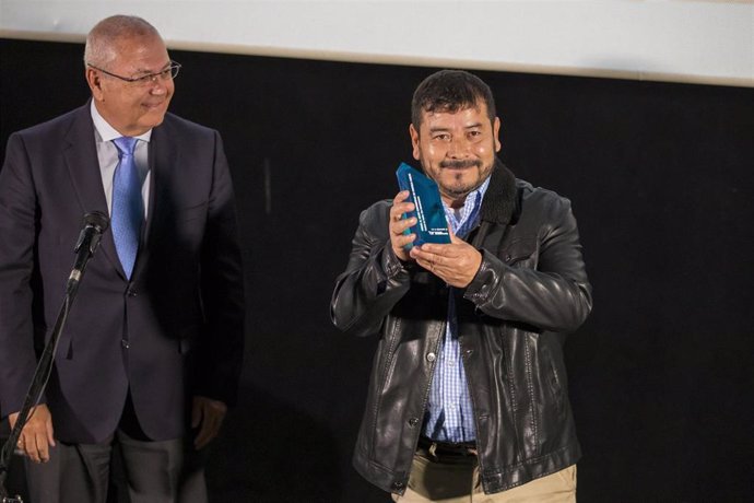 El director del cortometraje 'Un viaje de locos', Luis Suan, recoge el premio.