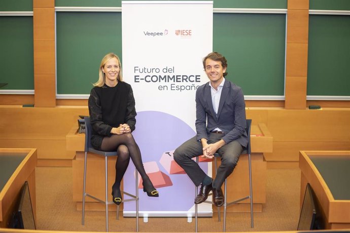 La directora general en España de Veepee, Anja Brehm, y el profesor de la escuela de negocios Iese Íñigo Gallo presentan el II Estudio Veepee-Iese sobre el futuro del ecommerce en España