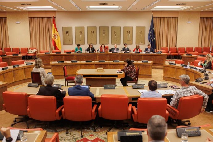 La vicepresidenta primera de la Comisión, Esther Padilla Ruiz (1i), y la presidenta de la Comisión, Pilar Garrido (3i), durante la Comisión de Presupuestos, en el Congreso de los Diputados