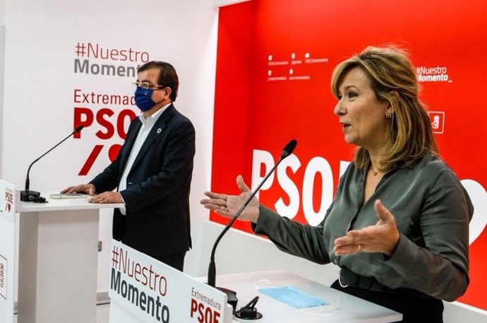 Archivo - La secretaria de Justicia, Relaciones Institucionales y Función Pública del PSOE, Llanos Castellanos, en una rueda de prensa en la sede de Mérida, junto a Guillermo Fernández Vara en una imagen de archivo.