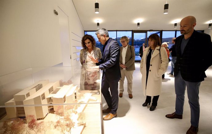 La ministra de Hacienda, María Jesús Montero, y el vicepresidente de Cantabria, Pablo Zuloaga en su visita al Centro de Arte Rupestre