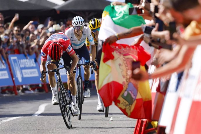 Archivo - Remco Evenepoel esprinta para batir a Enric Mas en el alto del Piornal en La Vuelta 2022