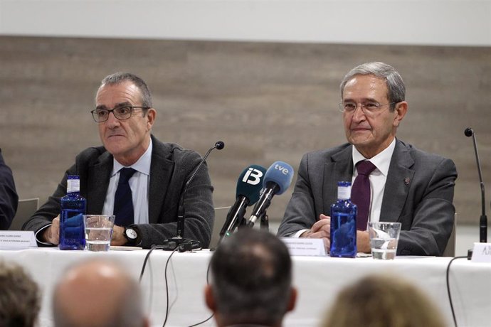 El presidente en funciones del Tribunal Supremo, Francisco Marín Castán (d) y el vicepresidente del Govern, Juan Pedro Yllanes (i).