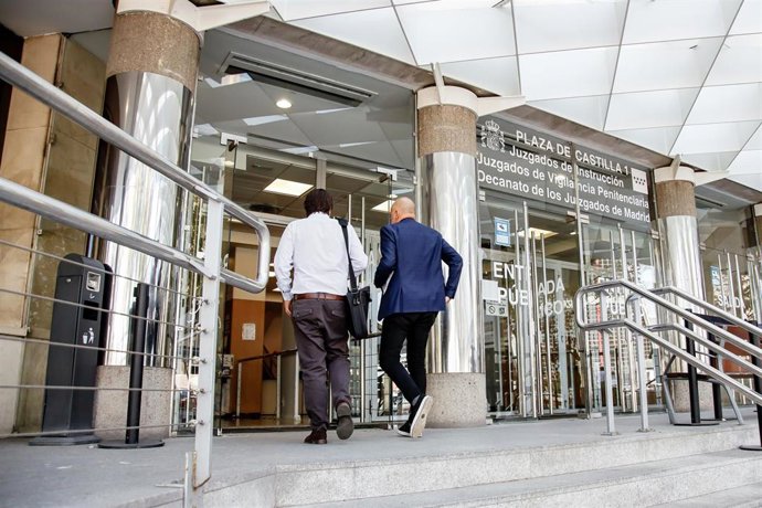 Archivo - Varios jueces a la entrada de los Juzgados de Plaza de Castilla, a 20 de septiembre de 2022, en Madrid (España). 