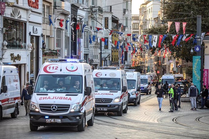 Imagen de archivo de ambulancias en Estambul, Turquía