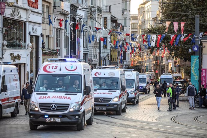 13 November 2022, Turkey, Istanbul: Ambulances cars arrive at the scene after an explosion at busy pedestrian Istiklal Avenue, left at least six people killed and 81 wounded. Photo: Abed Alrahman Alkahlout/Quds Net News via ZUMA Press/dpa