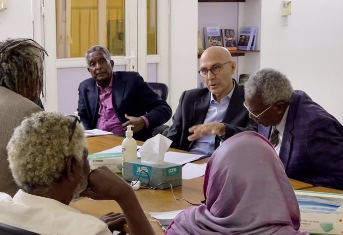 El Alto Comisionado de Naciones Unidas para los Derechos Humanos, Volker Turk, junto a líderes de la sociedad civil en Jartum, Sudán