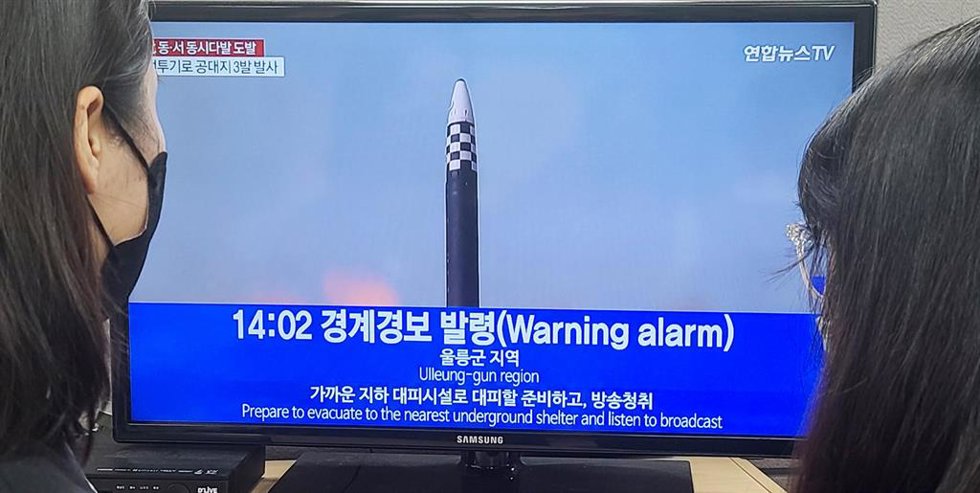 Imagen de archivo de la televisión surcoreana mostrando el lanzamiento de misiles de Pyongyang, Corea del Sur 