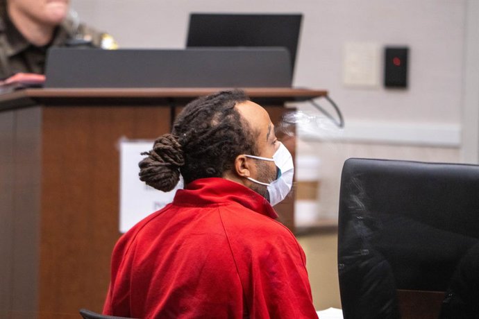 Archivo - 14 January 2022, US, Waukesha: Darrell Brooks, the suspected assailant in the Waukesha Christmas Parade attack that left six people dead, appears at the Waukesha County court for his preliminary hearing on dozens of new charges in an amended c