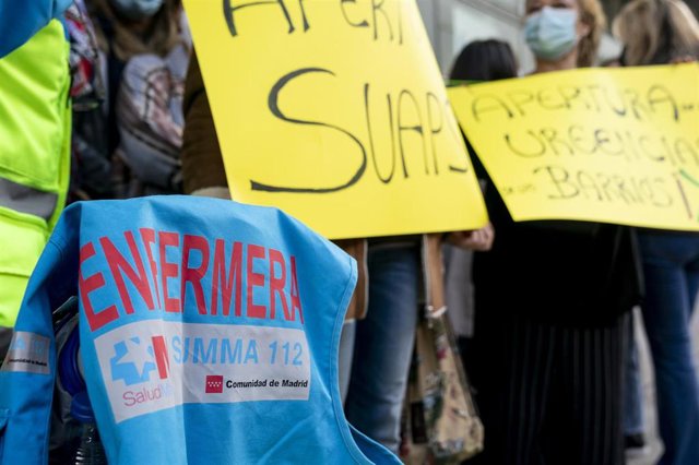 Archivo - Un grupo de personas sostiene pancartas en una protesta del Servicio de Urgencias Médicas de Madrid (SUMMA)