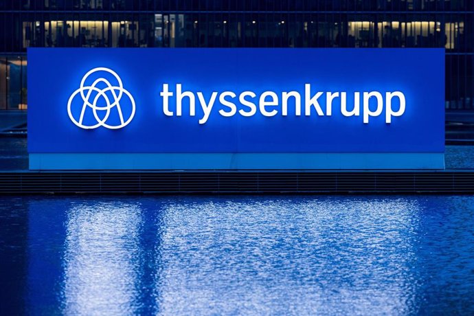Archivo - FILED - 18 November 2021, North Rhine-Westphalia, Essen: A sign with the Thyssenkrupp steel group's lettering and logo stands at the Group's headquarters. Photo: Rolf Vennenbernd/dpa