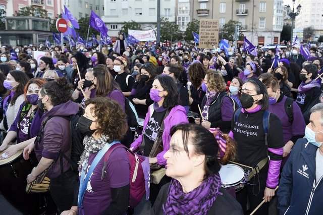 Archivo - Un grupo de personas participa en una manifestación por el 8M, Día Internacional de la Mujer.