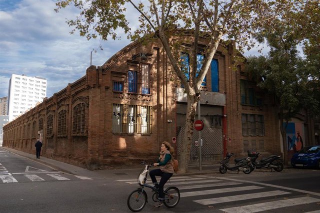 El espacio donde se está construyendo un nuevo tanatorio en el barrio de Sants, donde antiguamente había el parque de bolas 'Happy Parc'.