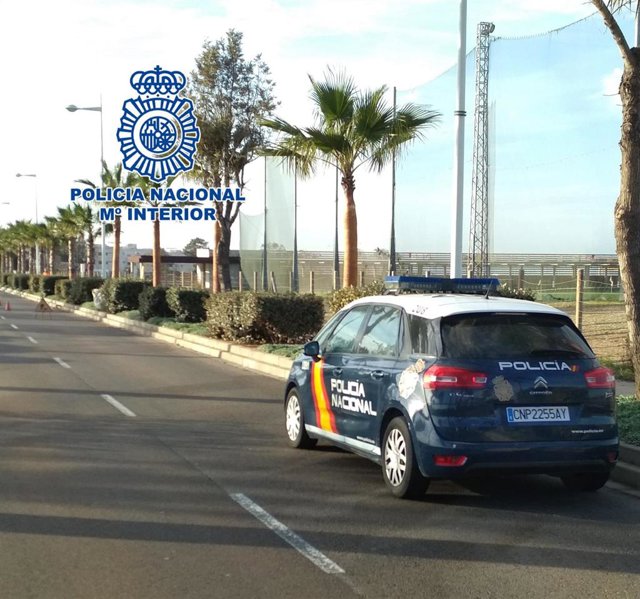 Un coche de Policía Nacional en Almería.