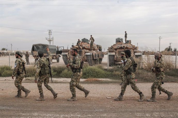 Archivo - Soldados y vehículos militares de Turquía en una zona de estacionamiento para el Ejército y los rebeldes sirios a los que apoya Ankara