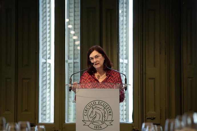 Archivo - La presidenta de la Comisión Nacional de los Mercados, Cani Fernández Vicién, interviene durante el coloquio presencial y telemático 'CNMC, competencia y regulación eficiente' en el Círculo Ecuestre, a 29 de marzo de 2022, en Barcelona, Catalu