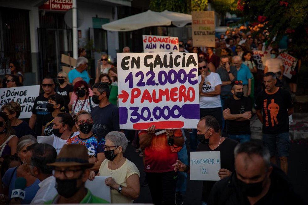 Archivo - Un grupo de personas durante una manifestación 'silenciosa' de protesta contra la gestión de la reconstrucción en La Palma