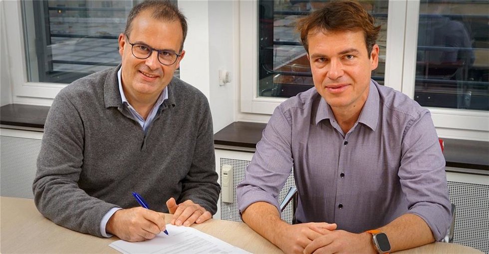 De izda a dcha: el director de software de Stellantis, Yves Bonnefont, y el consejero delegado de aiMotive, László Kishonti.