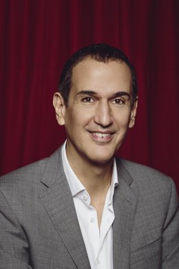 Archivo - El novelista, cineasta y dramaturgo Roberto Santiago, cuya obra 'El Bar Prodigioso' se representa este domingo en el Teatro Zorrilla de Valladolid.