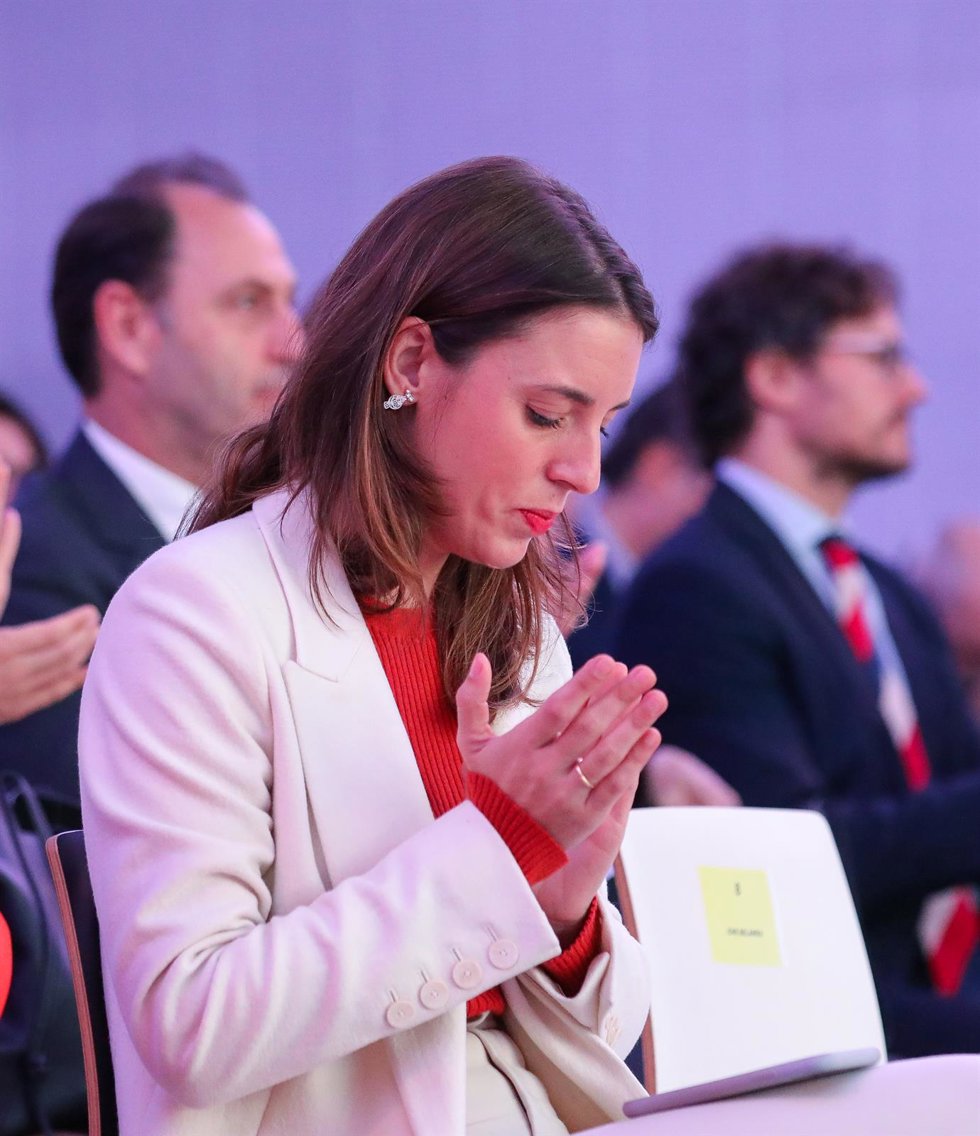 La ministra de Igualdad, Irene Montero, durante el acto 'A ti te importa: Estrategia de Erradicación de la violencia contra la Infancia y Adolescencia', a 16 de noviembre de 2022, en Madrid (España). El Ministerio de Derechos Sociales y Agenda 2030 cele