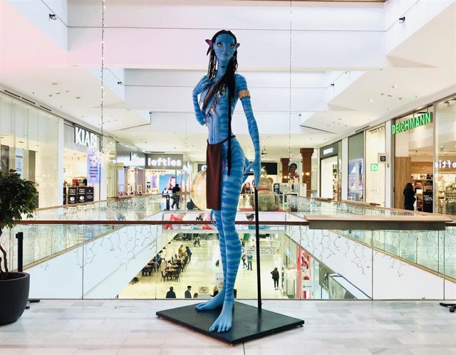 Una sorprendente réplica de cuatro mestro de altura de Neytiri, protagonista de la película Avatar, da la bienvenida a la muestra