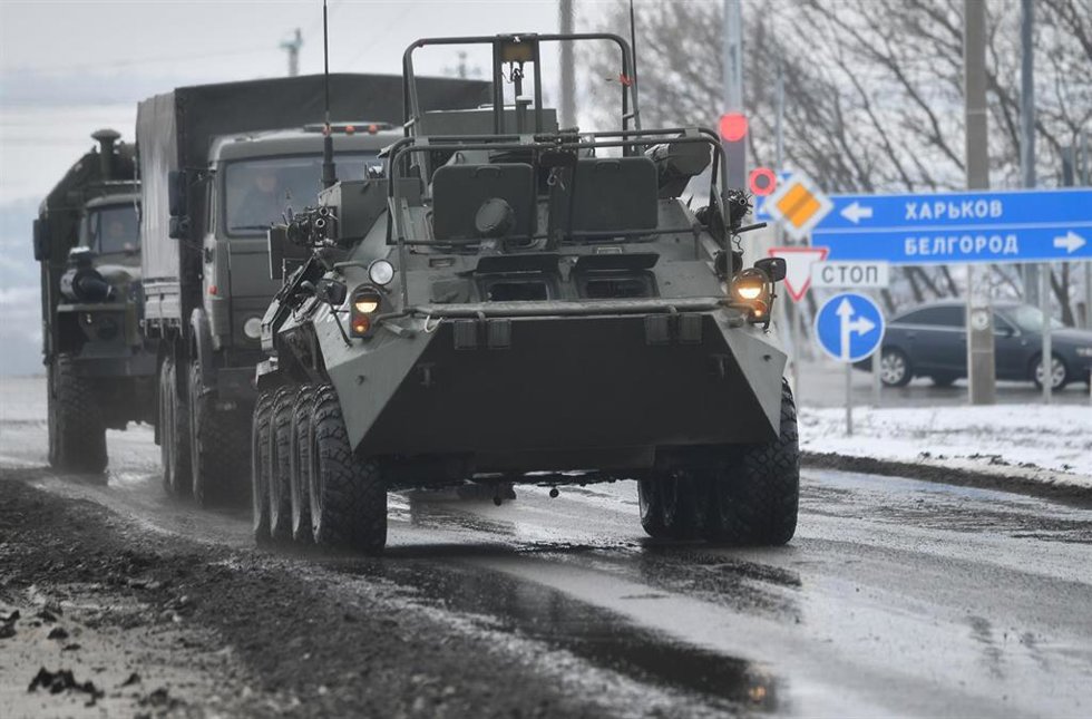 Archivo - Imagen de archivo de un vehículo blindado que se desplaza por una carretera cerca de la frontera con Ucrania en la región de Belgorod, Rusia.