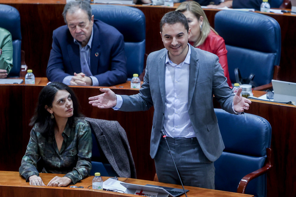 El portavoz del Psoe en la asamblea, Juan Lobato, interviene durante una sesión plenaria en la Asamblea de Madrid, a 17 de noviembre de 2022