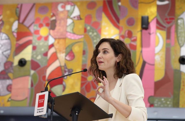 La presidenta de la Comunidad de Madrid, Isabel Díaz Ayuso, y el vicepresidente y consejero de Educación y Universidades, Enrique Ossorio, en una sesión plenaria en la Asamblea de Madrid