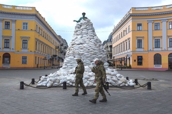 Soldados ucranianos pasan junto al monumento del duque de Richelieu, fundador de la ciudad, protegido con sacos de arena, durante la invasión rusa de Ucrania