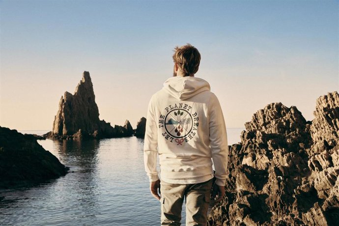 Con lemas visibles en algunas prendas como 'el futuro de nuestro planeta se juega ahora' o 'deja al planeta que respire', Silbon enfatiza en un mensaje responsable para nuevas generaciones.