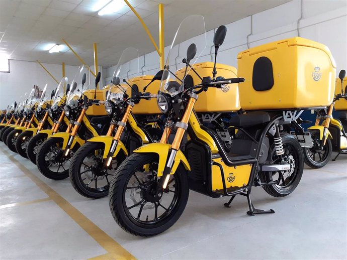 Archivo - Correos incrementa su flota no contaminante con cinco nuevas motos eléctricas en Teruel.