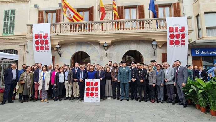 La presidenta del Govern, Francina Armengol, junto a otras autoridades en el Dijous Bo de Inca.