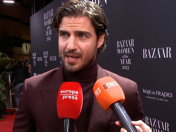 Maxi Iglesias en los Premios Harper's Bazaar a las Mujeres del Año
