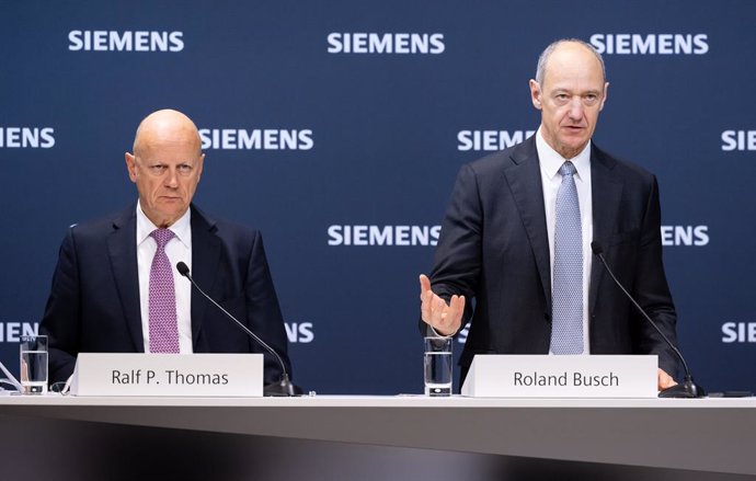 17 November 2022, Bavaria, Munich: Ralf P. Thomas (L), CFO of Siemens AG, and Roland Busch, CEO of Siemens AG, attend Siemens annual press conference. Photo: Sven Hoppe/dpa