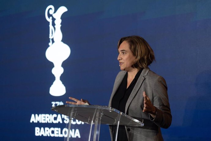 La alcaldesa de Barcelona, Ada Colau, interviene durante la rueda de prensa presentación de la 37 edición de la Copa América de la Vela en el Museu Marítim, a 16 de noviembre de 2022, en Barcelona, Cataluña (España). 