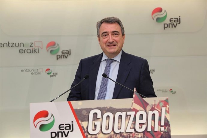 El portavoz del PNV en el Congreso, Aitor Esteban, en una rueda de prensa en Sabin Etxea de Bilbao