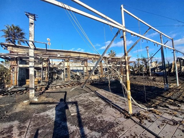 El chiringuito Kokun Ocean Club de Torremolinos (Málaga), calcinado tras un incendio