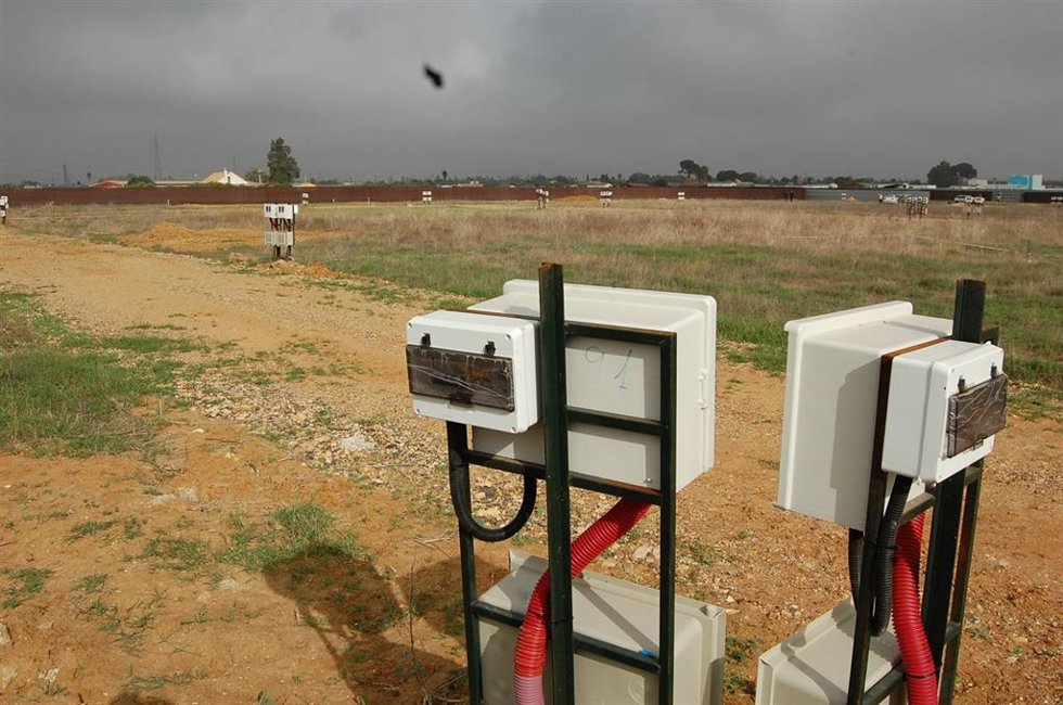 En la parcela ya se había instalado luz y agua para dar suministro a las futuras viviendas.