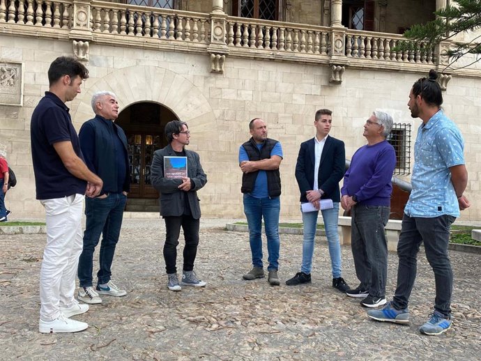 Momento antes de la entrega de firmas.